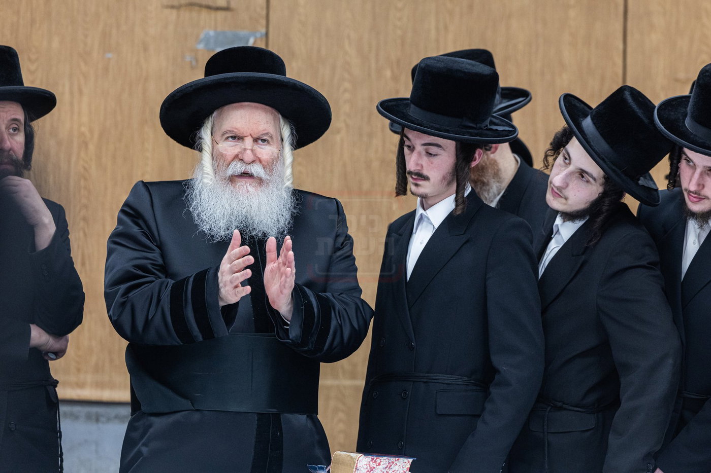 האדמו"ר מבאבוב בבדיקת חמץ