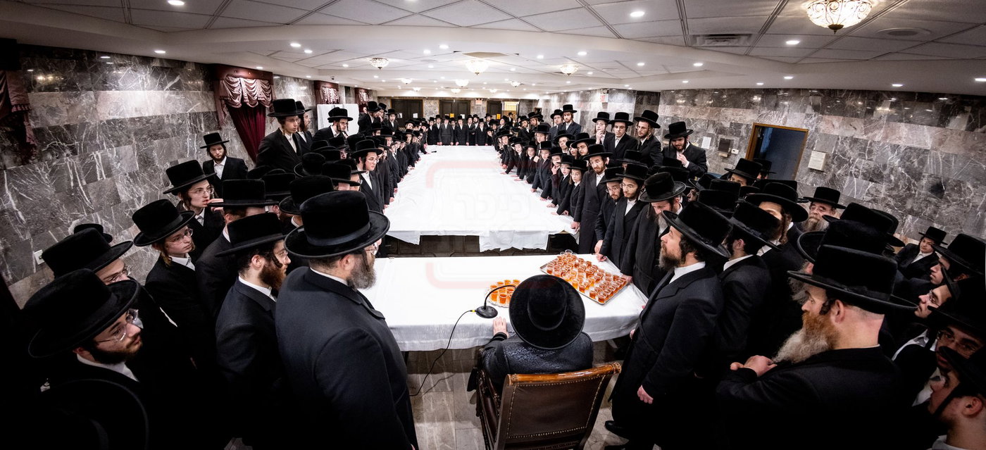 האדמו"ר מבאבוב בטיש לחיים לאחר בדיקת החמץ