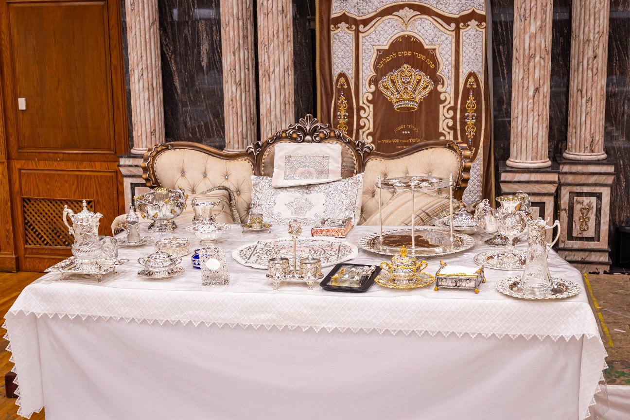 שולחן ליל הסדר של האדמו"ר מצאנז קלויזנבורג
