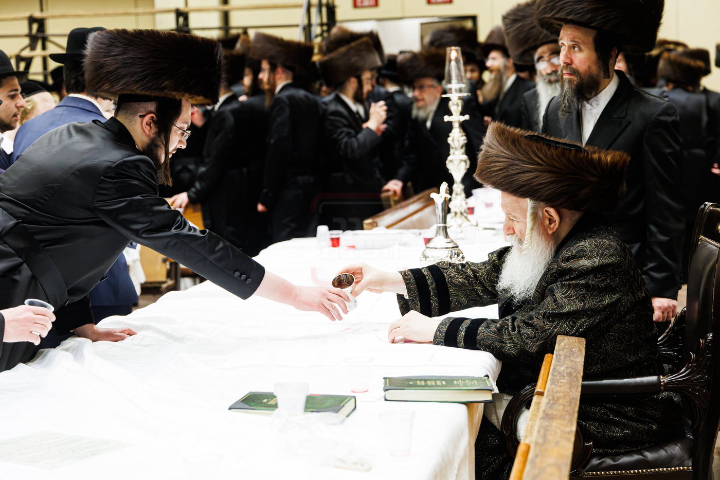 האדמו"ר מבאבוב בטיש חוה"מ פסח