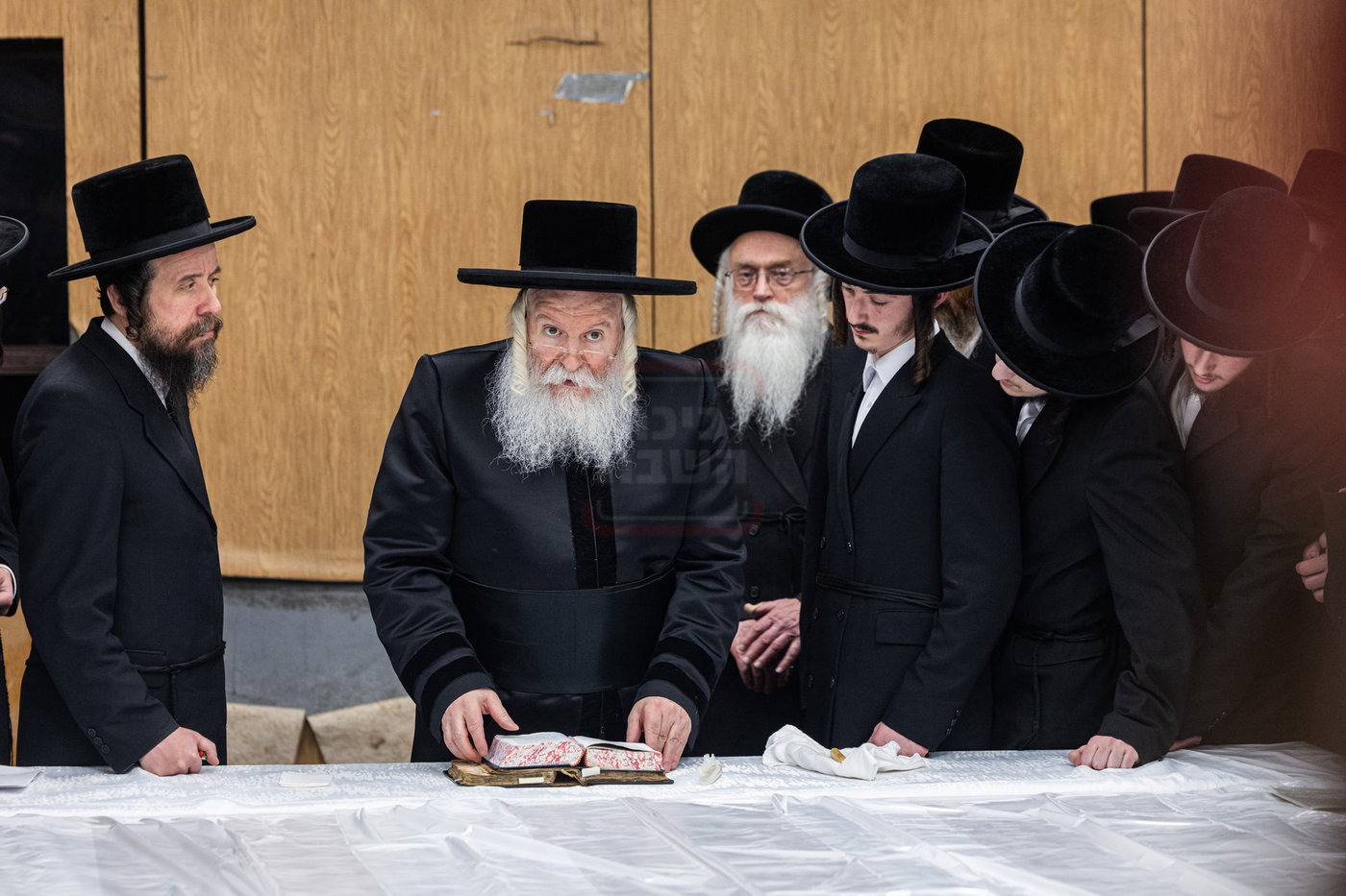 האדמו"ר מבאבוב בבדיקת חמץ