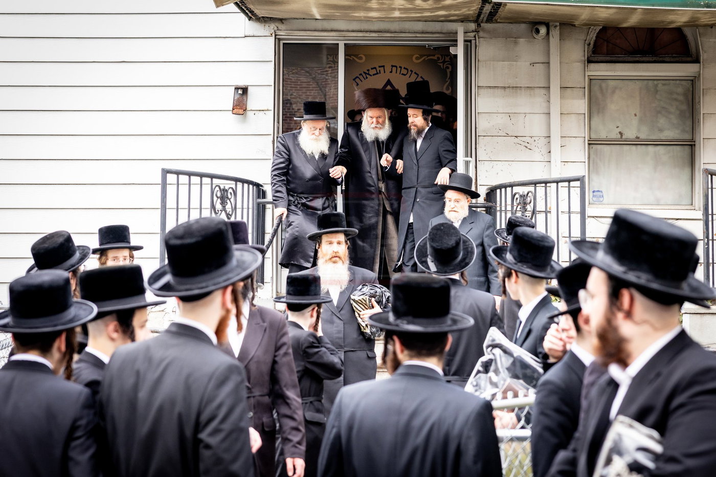 האדמו"ר מבאבוב בטיש ערב פסח