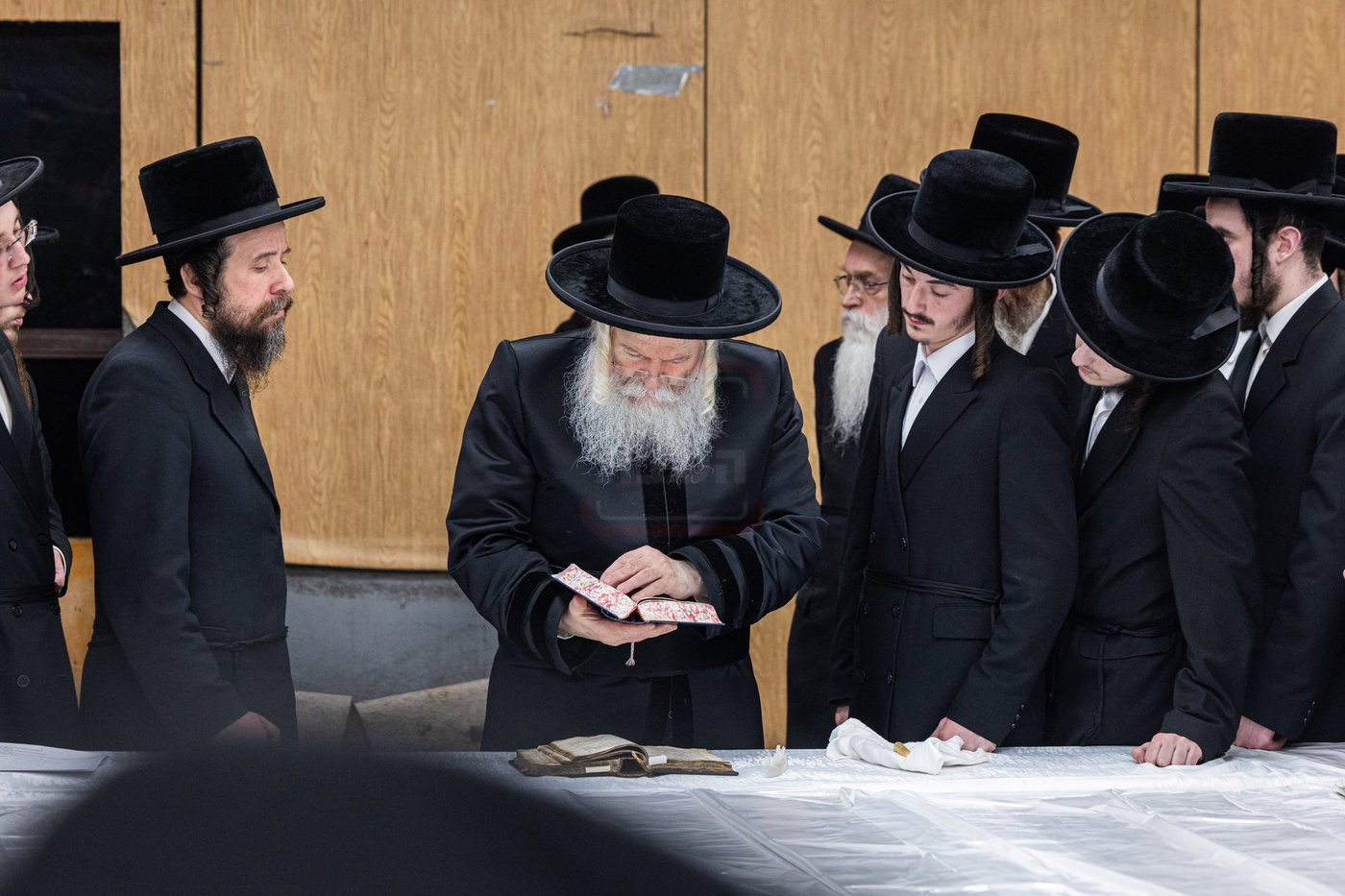 האדמו"ר מבאבוב בבדיקת חמץ