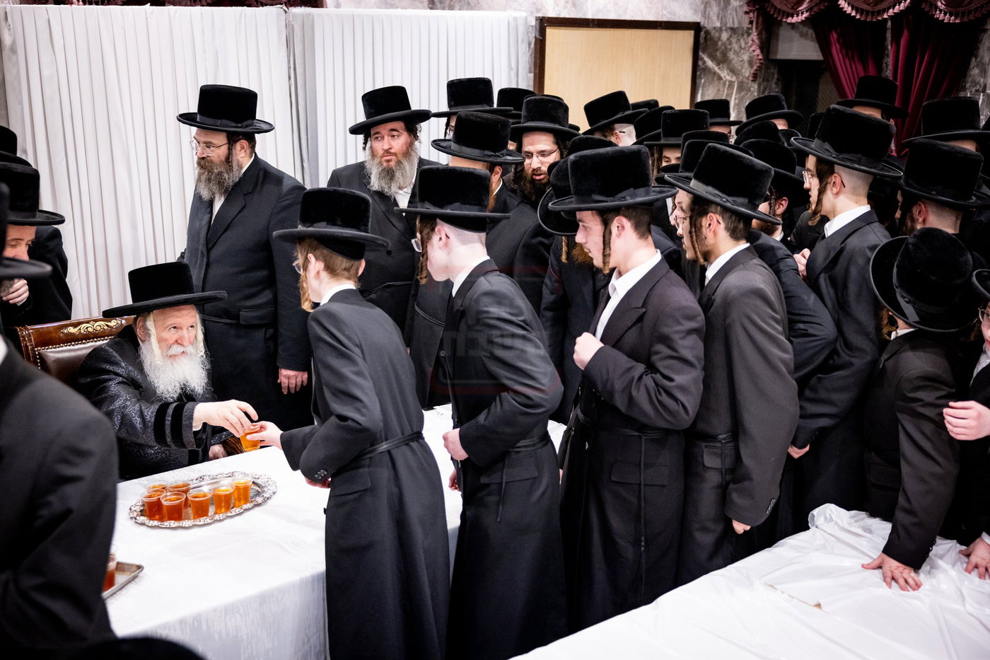 האדמו"ר מבאבוב בטיש לחיים לאחר בדיקת החמץ