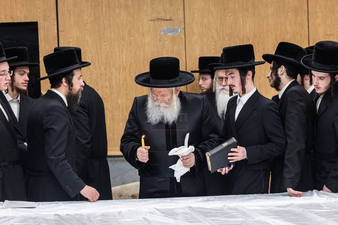 האדמו"ר מבאבוב בבדיקת חמץ