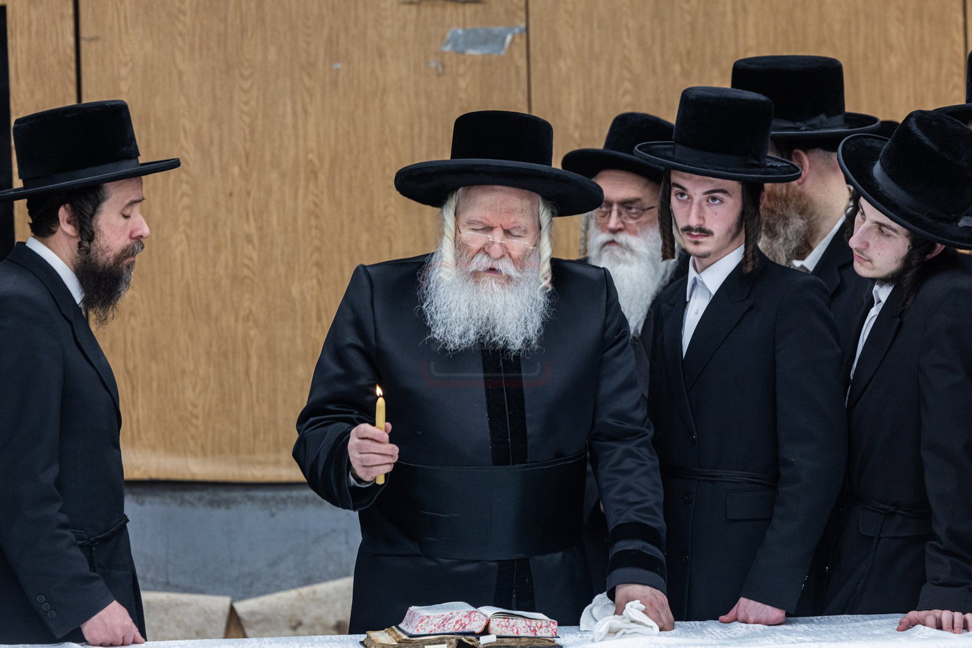 האדמו"ר מבאבוב בבדיקת חמץ