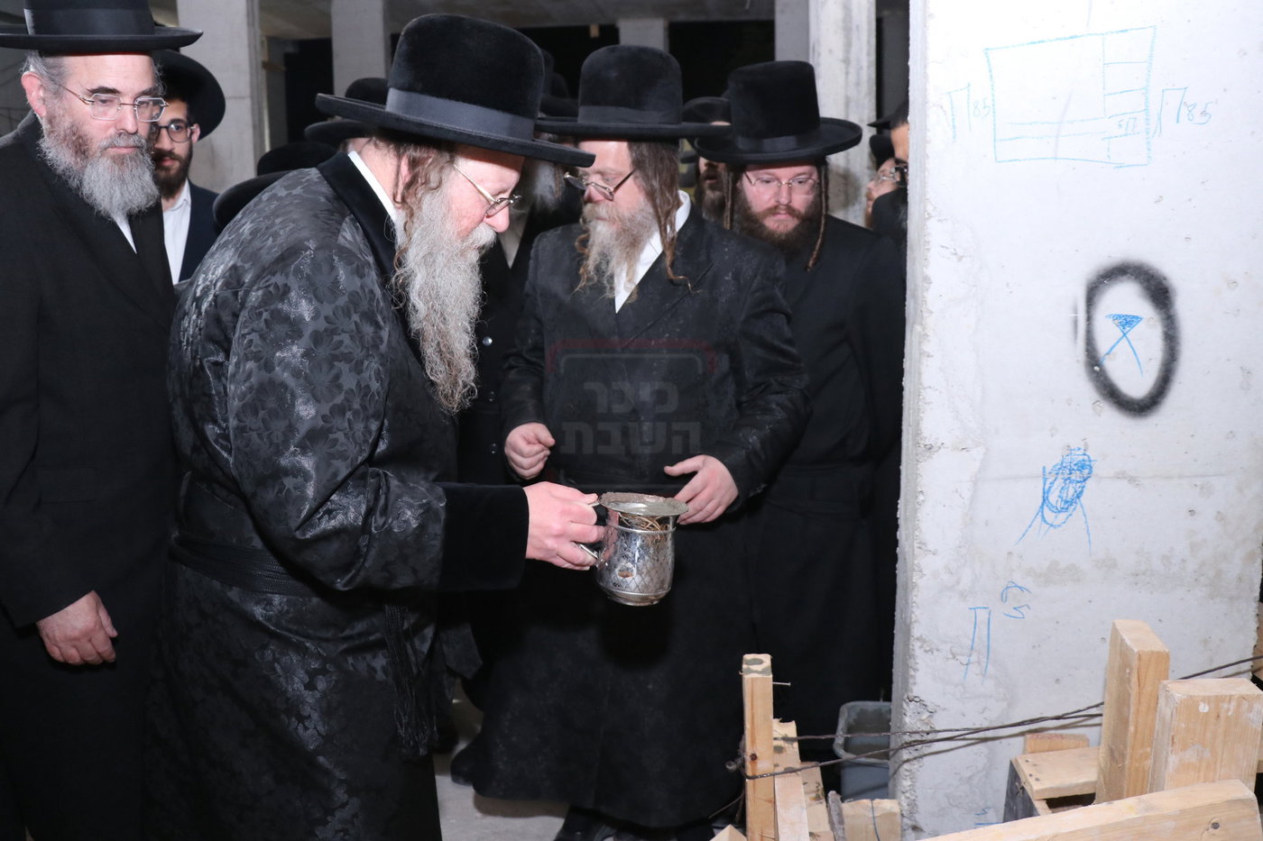 מעמד יציקת הבורות בקוזמיר 