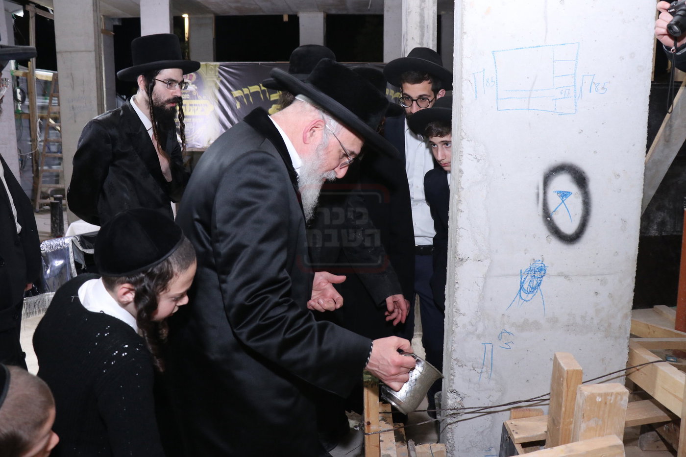 מעמד יציקת הבורות בקוזמיר 