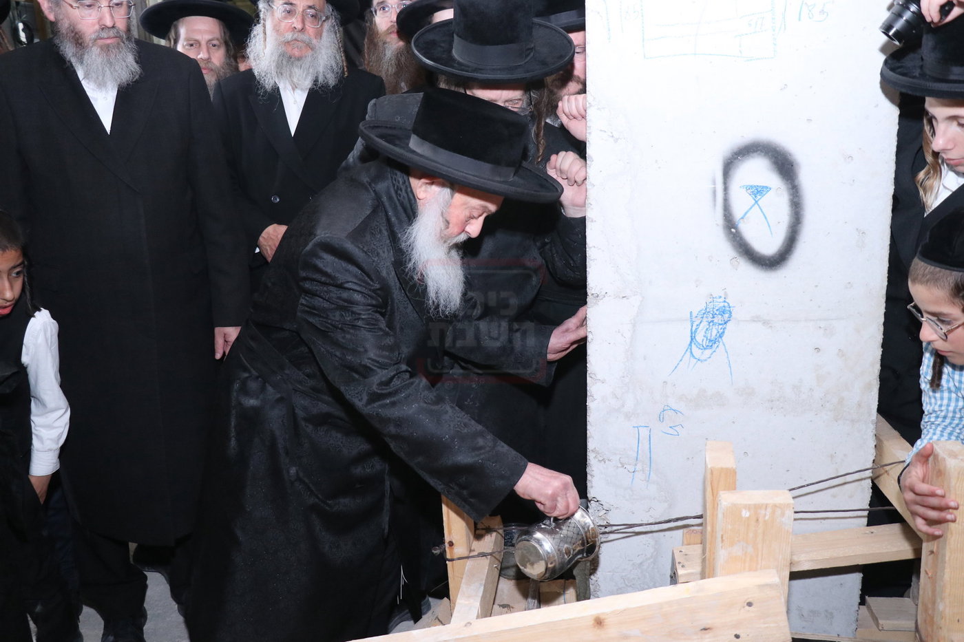 מעמד יציקת הבורות בקוזמיר 