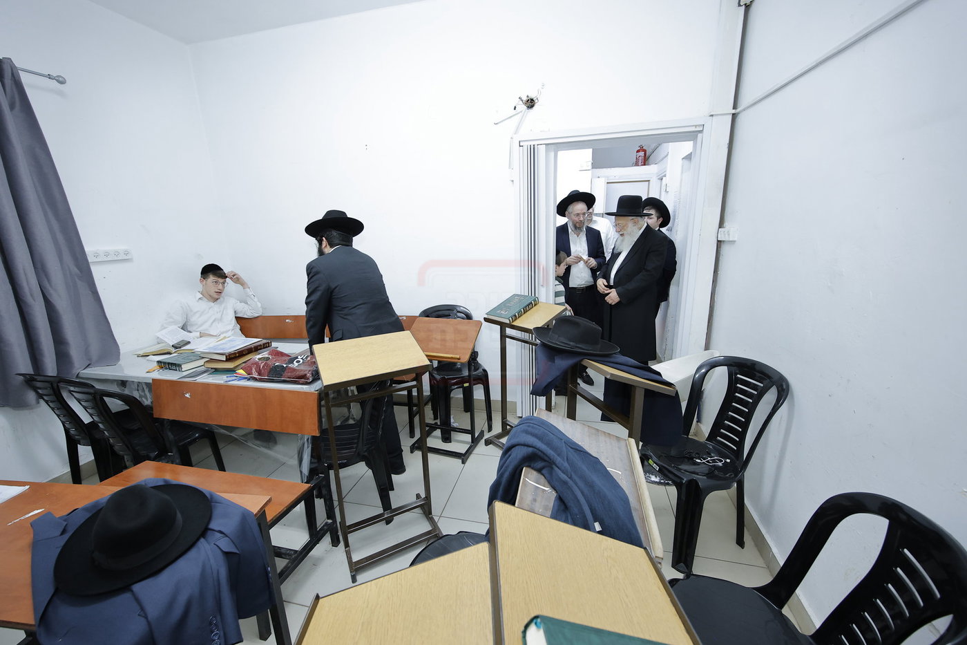 הגאון רבי דוד מילר בקביעת מזוזה להיכל התורה "זכרון משה" 