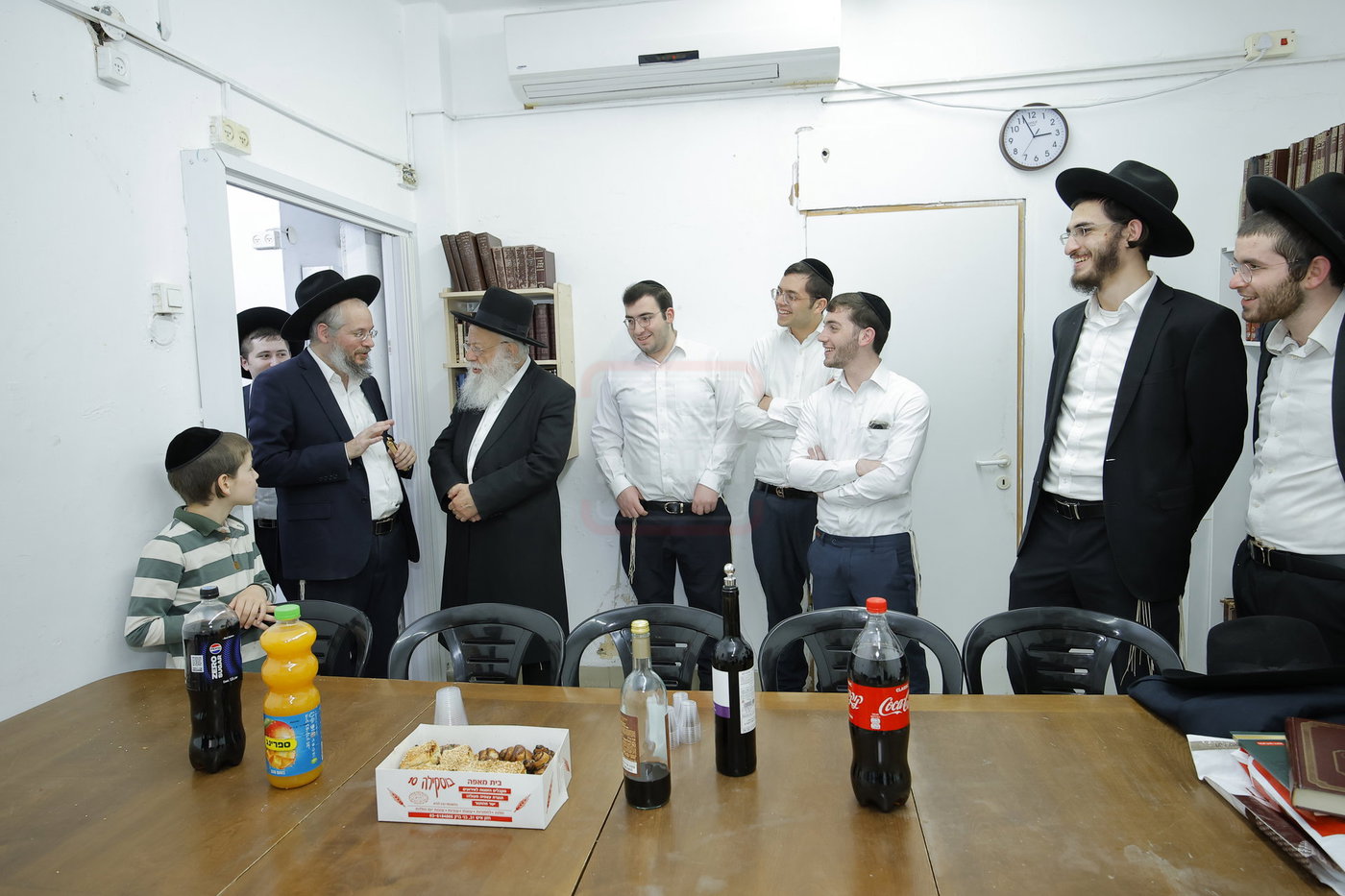 הגאון רבי דוד מילר בקביעת מזוזה להיכל התורה "זכרון משה" 