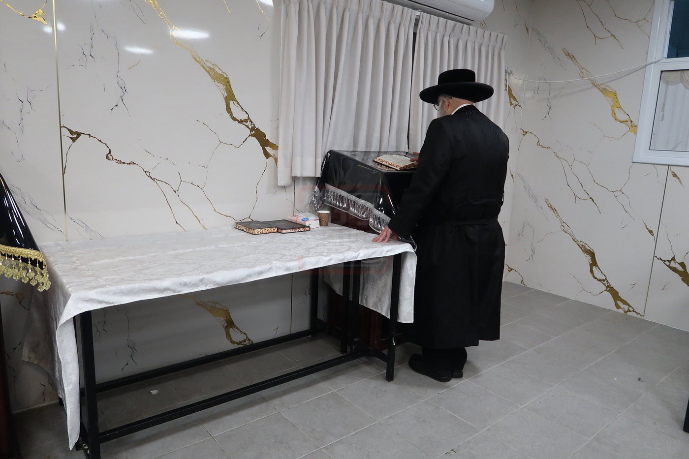 האדמו"ר מפינסק קרלין בביקור בבית שמש