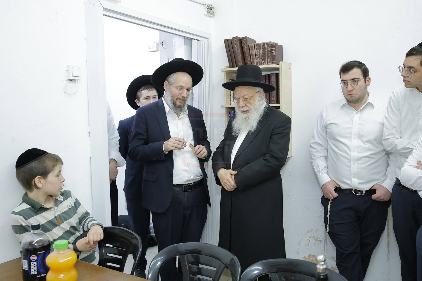 הגאון רבי דוד מילר בקביעת מזוזה להיכל התורה "זכרון משה" 