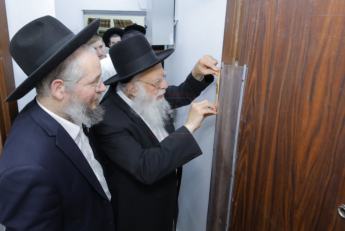 הגאון רבי דוד מילר בקביעת מזוזה להיכל התורה "זכרון משה" 