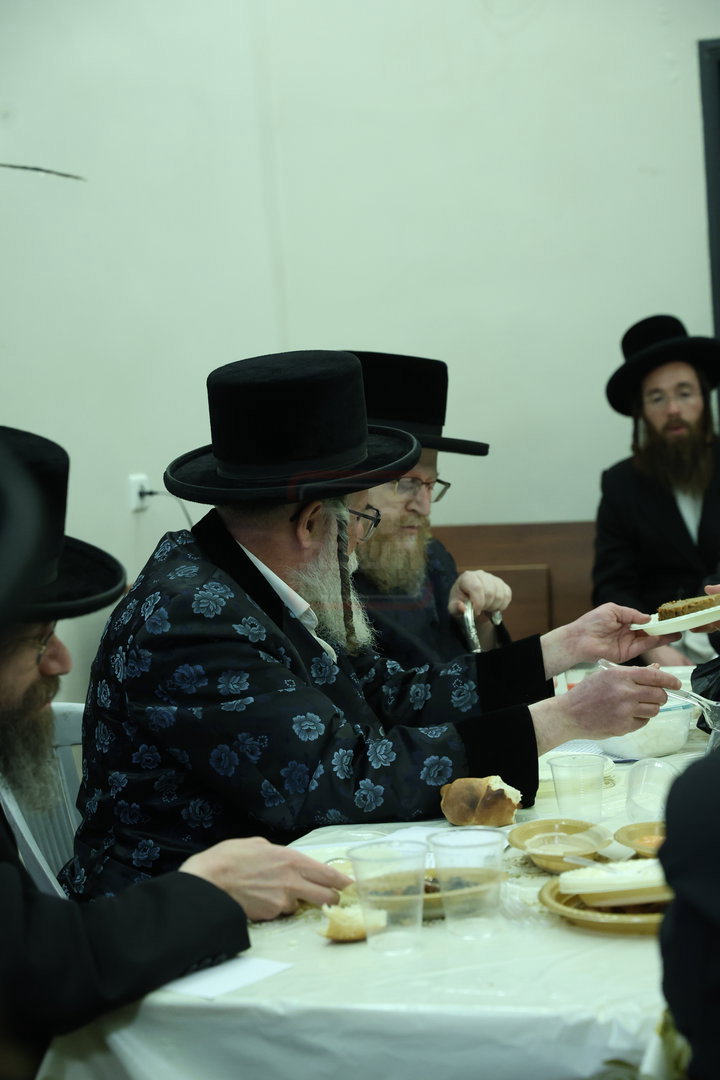 האדמו"ר מראזלא בהילולת הרה"ק מקרעסטיר