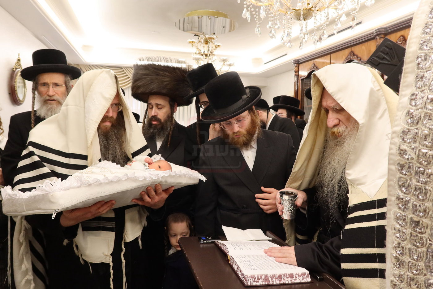 שמחת הברית לצאצאם של האדמו"ר מטשארנאביל ורבי נחמן בידרמן 