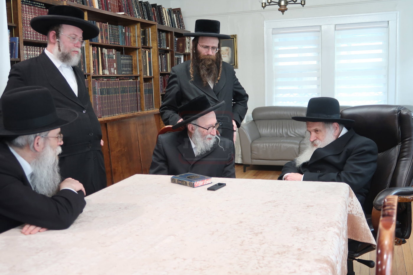 האדמו"ר מקהל חסידי ירושלים אצל ראשי ישיבת לייקווד