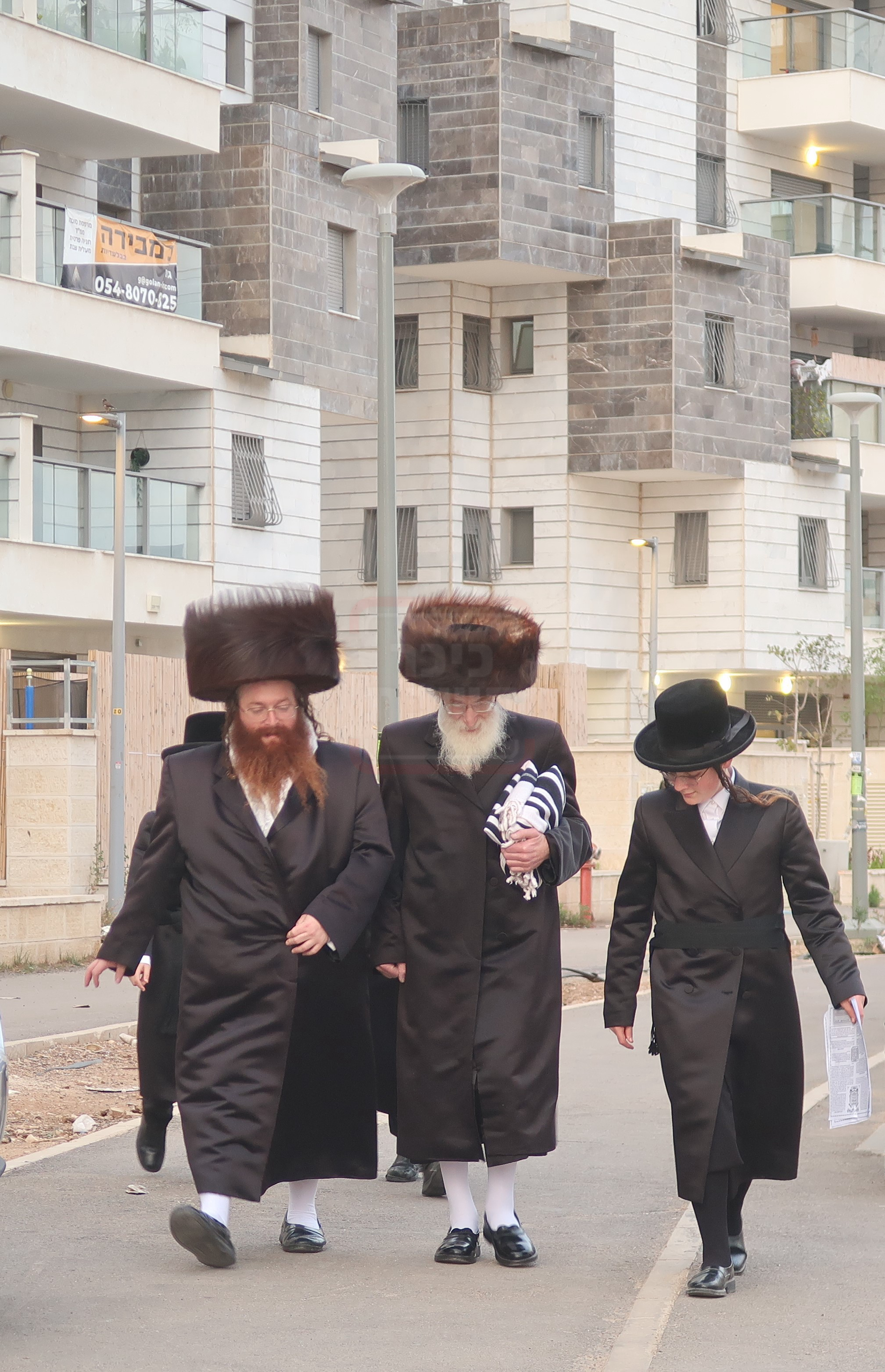 הגה"צ ר' יוסף נחמיה הירשלר במתחם הסופרים 