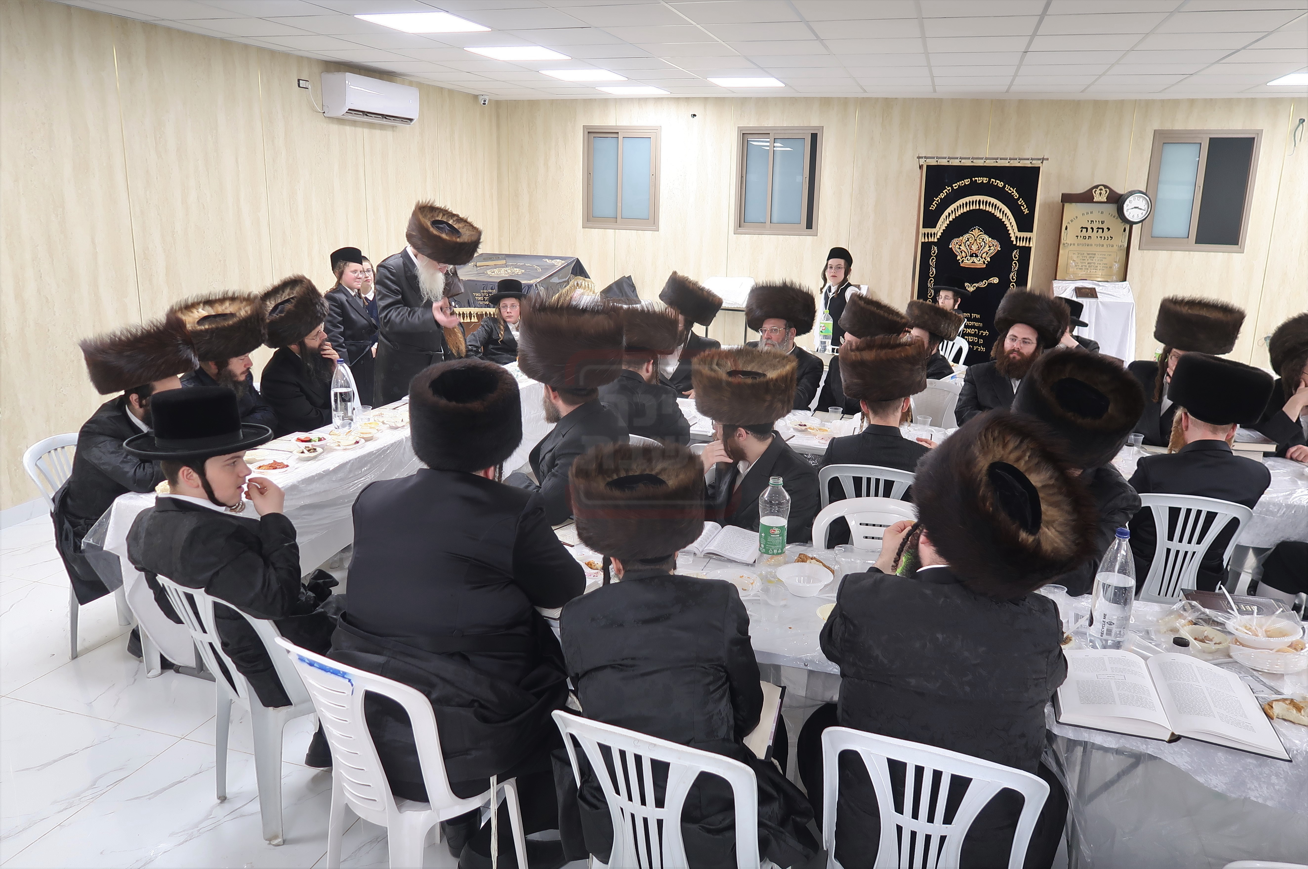 הגה"צ ר' יוסף נחמיה הירשלר במתחם הסופרים 