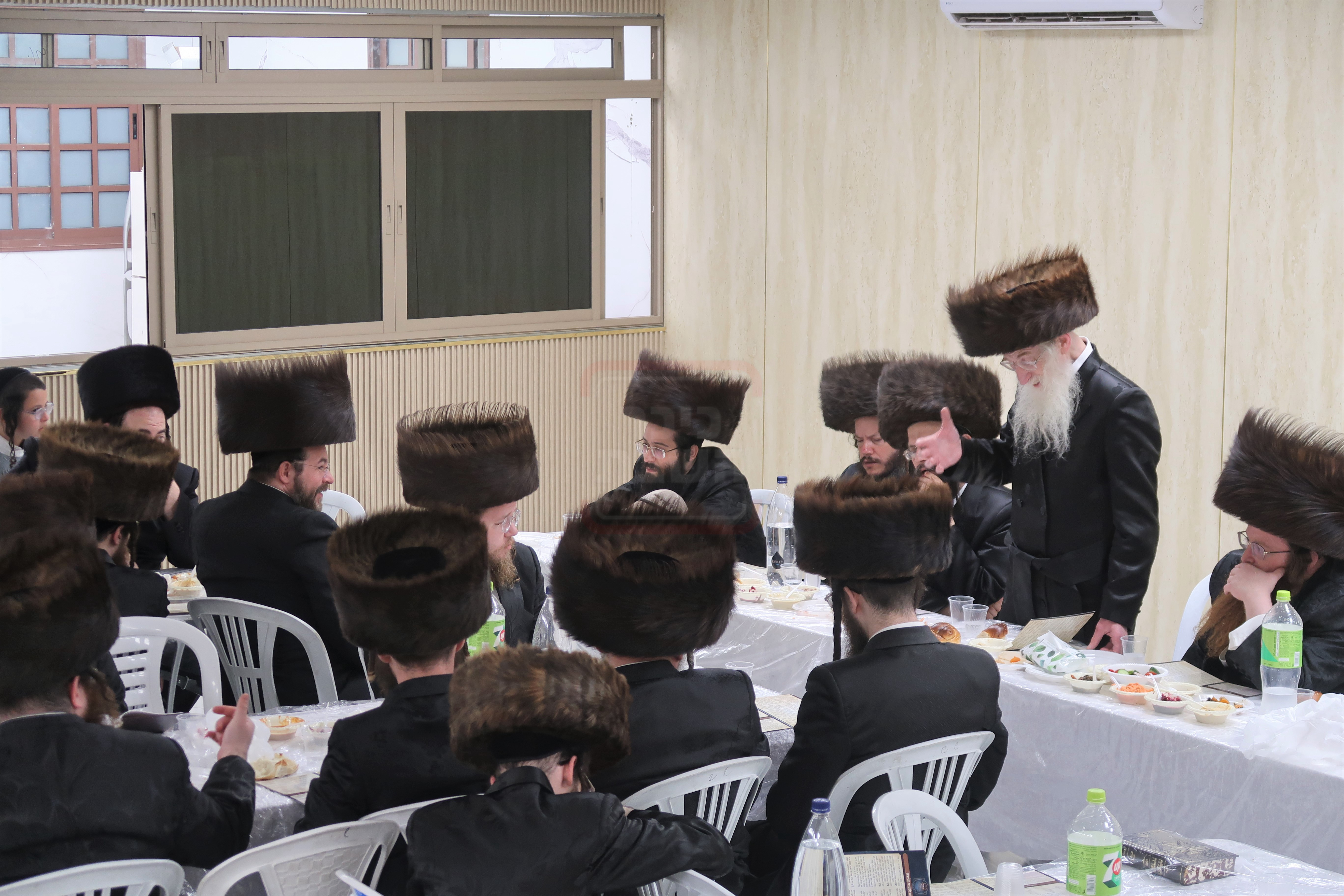 הגה"צ ר' יוסף נחמיה הירשלר במתחם הסופרים 