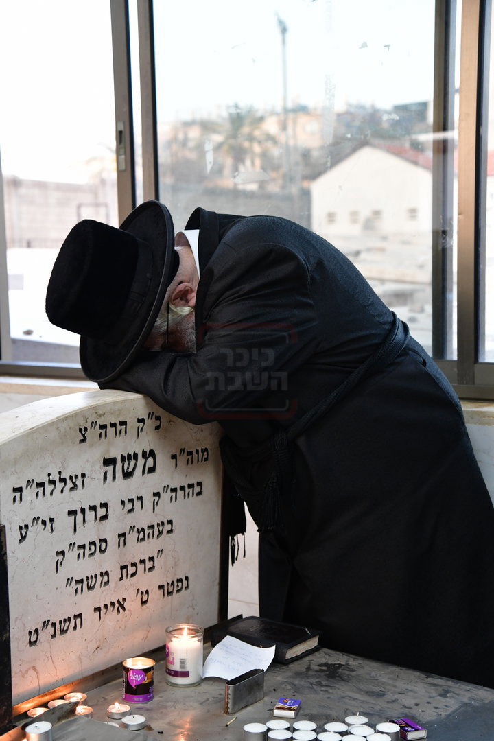 האדמו"ר משאץ ויז'ניץ בתפילה על ציון אביו זצ"ל