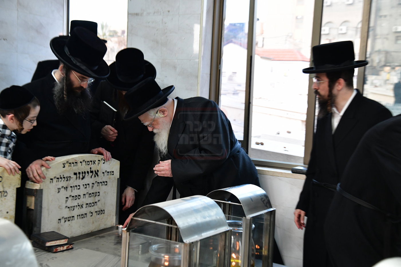 האדמו"ר משאץ ויז'ניץ בתפילה על ציון אביו זצ"ל