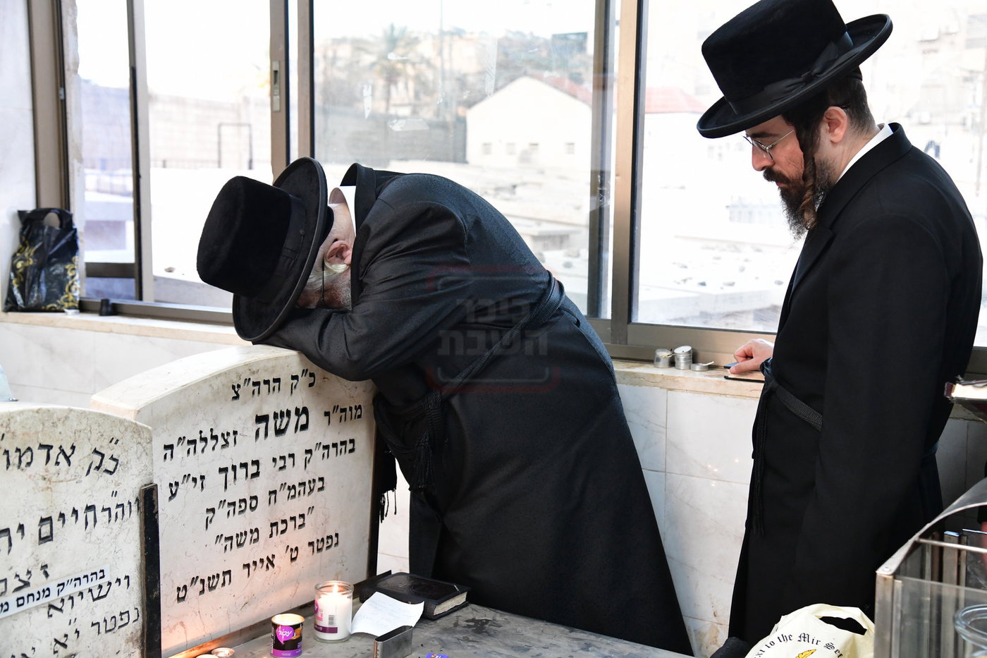 האדמו"ר משאץ ויז'ניץ בתפילה על ציון אביו זצ"ל