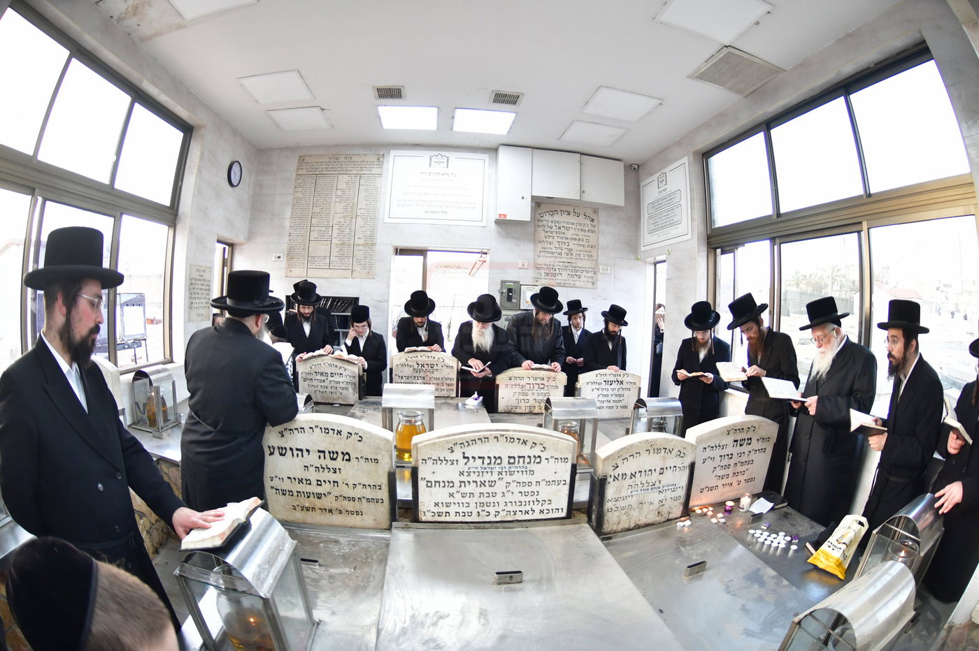 האדמו"ר משאץ ויז'ניץ בתפילה בבית העלמין בבני ברק