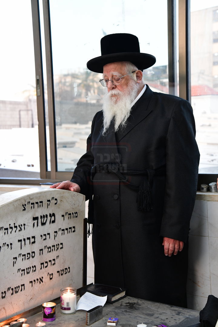 האדמו"ר משאץ ויז'ניץ בתפילה על ציון אביו זצ"ל