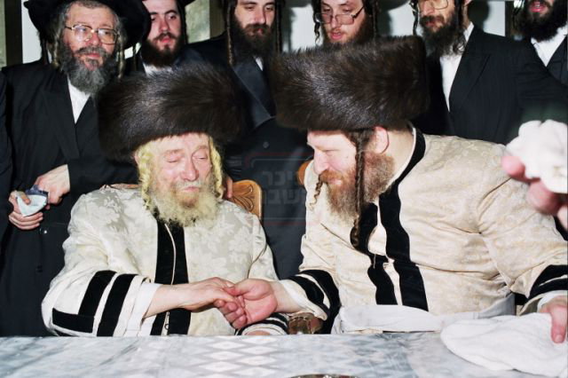 האדמו"ר מקרעטשניף זי"ע עם האדמו"ר מפיטסבורג זצ"ל