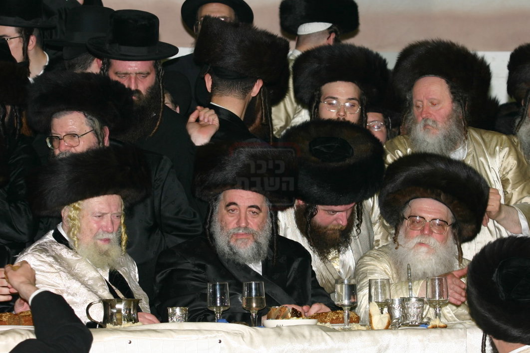 האדמו"ר מקרעטשניף זי"ע עם יבלחט"א האדמו"רים מויז'ניץ ותוא"י