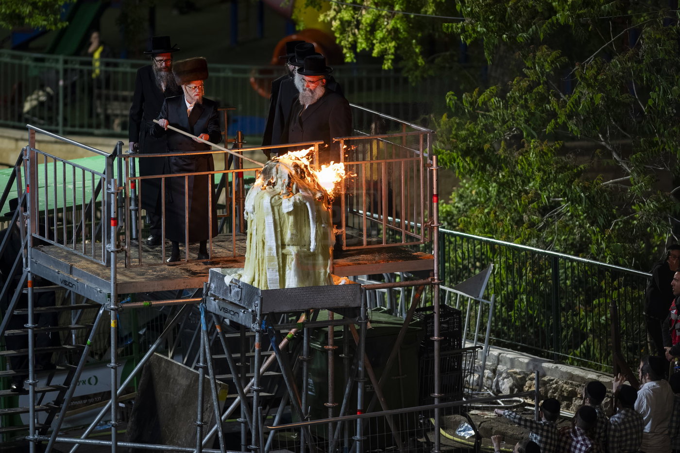 מעמד ההדלקה בחצה"ק סערט ויז'ניץ 