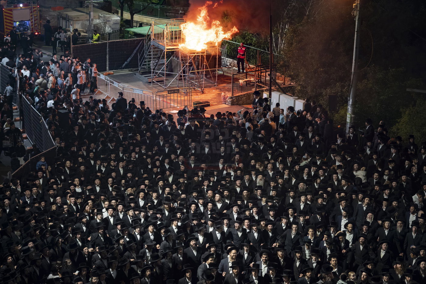 מעמד ההדלקה בחצה"ק סערט ויז'ניץ 