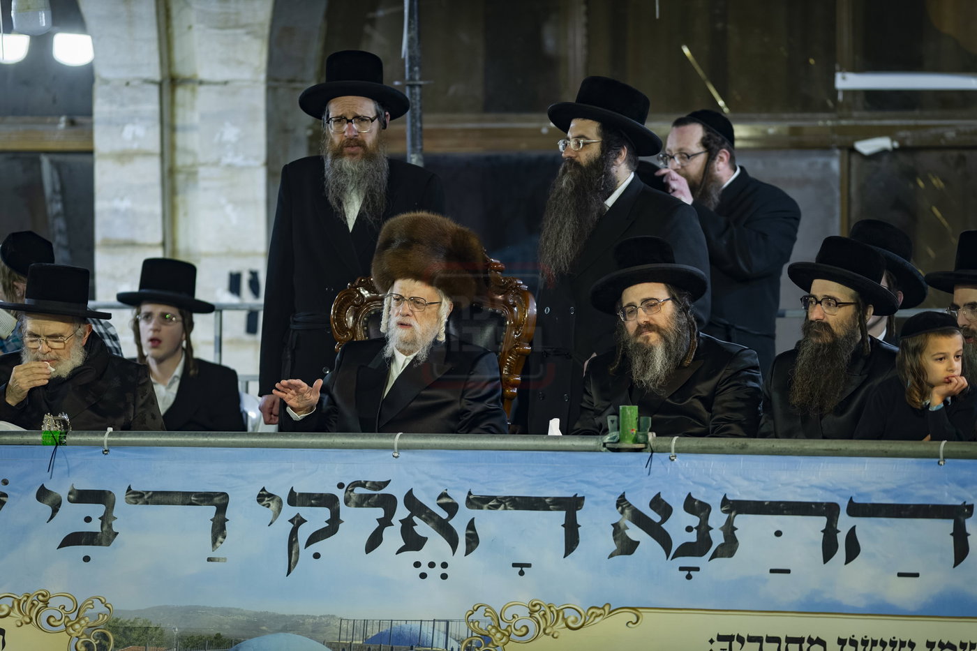 מעמד ההדלקה בחצה"ק סערט ויז'ניץ 
