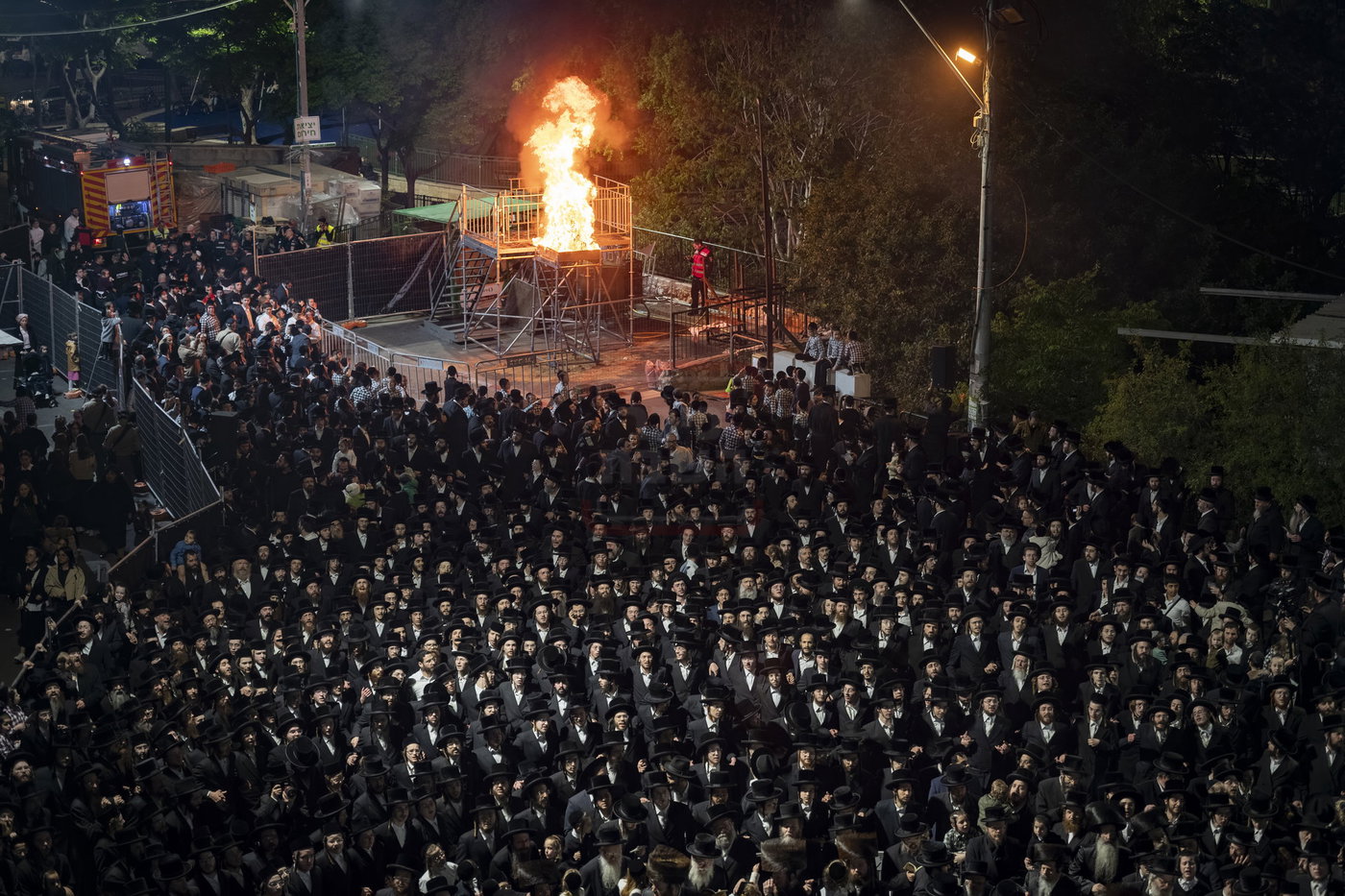 מעמד ההדלקה בחצה"ק סערט ויז'ניץ 