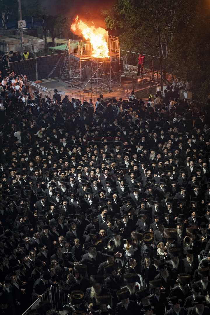 מעמד ההדלקה בחצה"ק סערט ויז'ניץ 