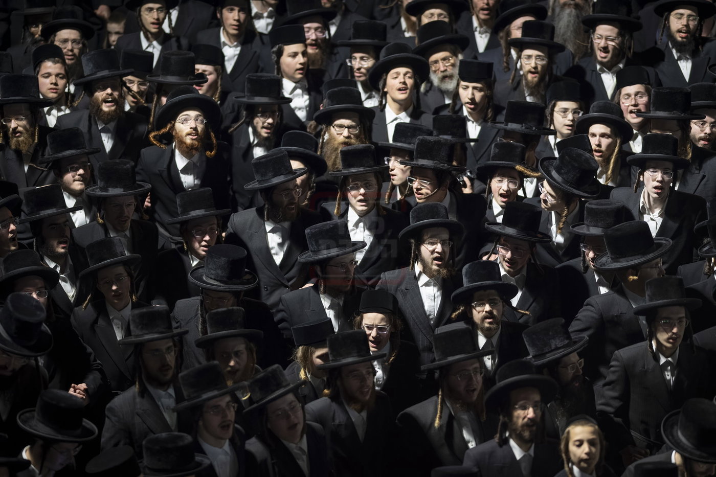 מעמד ההדלקה בחצה"ק סערט ויז'ניץ 