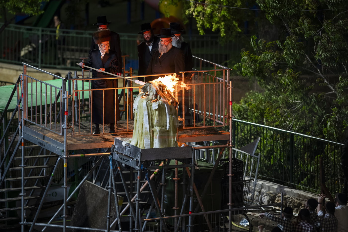 מעמד ההדלקה בחצה"ק סערט ויז'ניץ 