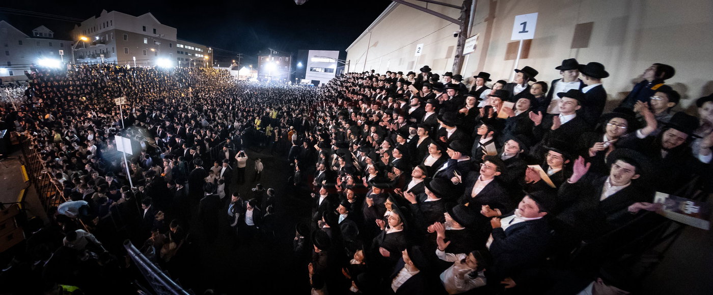 מעמד ההדלקה בחצה"ק סקולען לייקווד