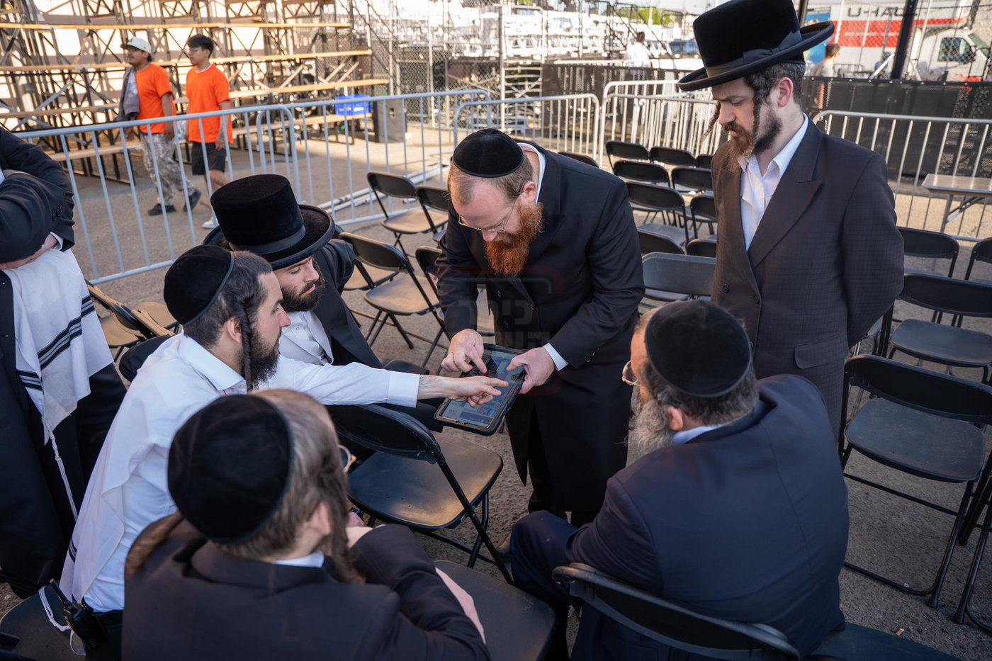 מעמד ההדלקה בחצה"ק סקולען לייקווד