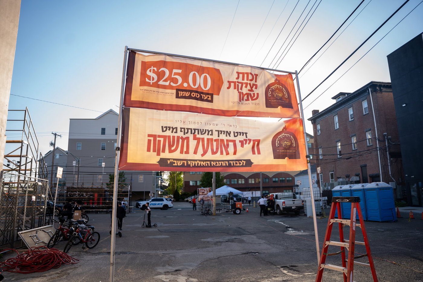 מעמד ההדלקה בחצה"ק סקולען לייקווד