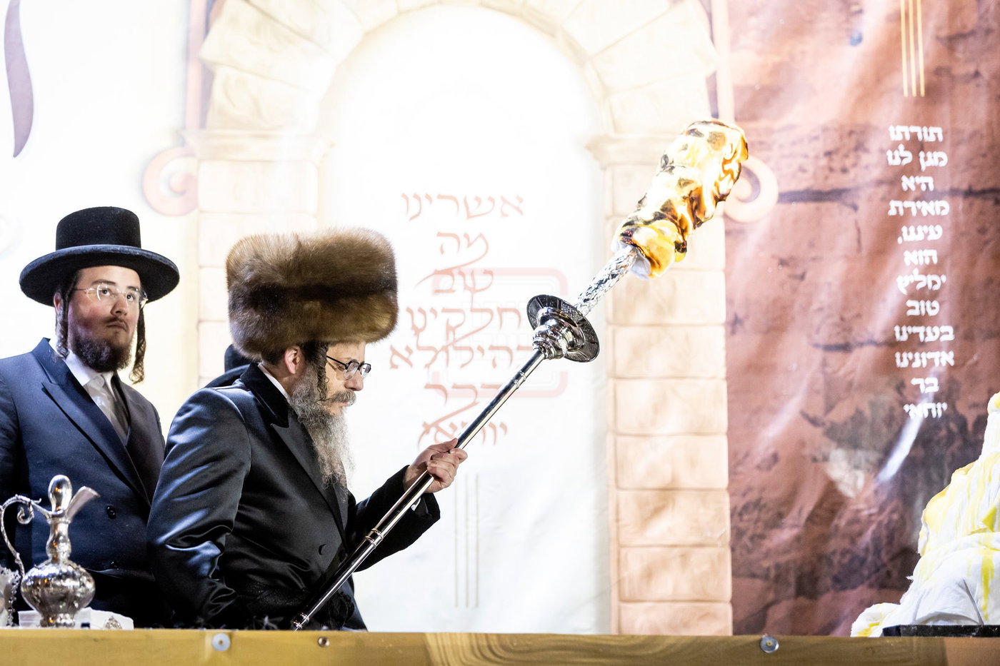 מעמד ההדלקה בחצה"ק סקולען לייקווד