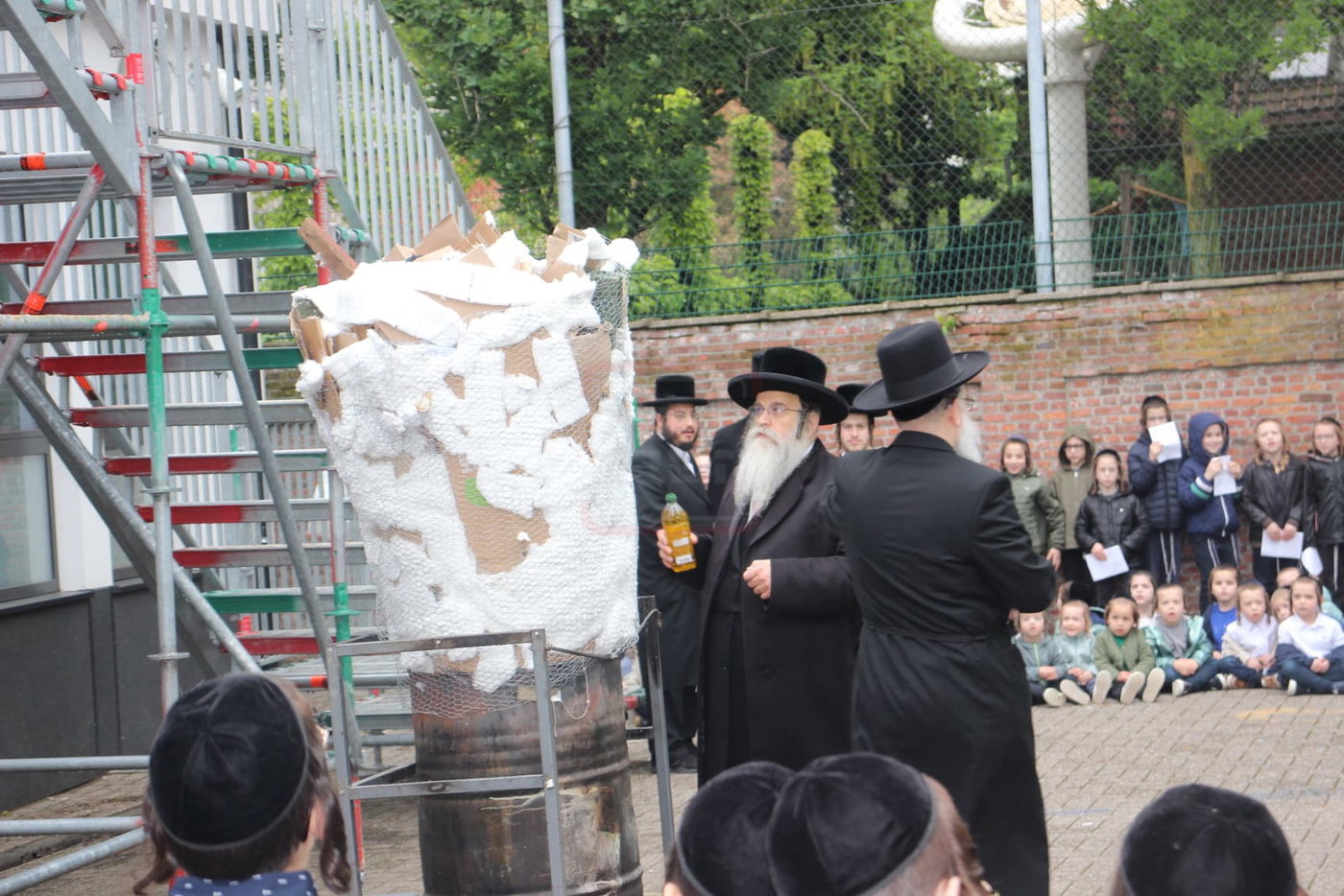 הגה"צ רבי אהרן שיף גאב"ד אנטווערפן במעמד ההדלקה 