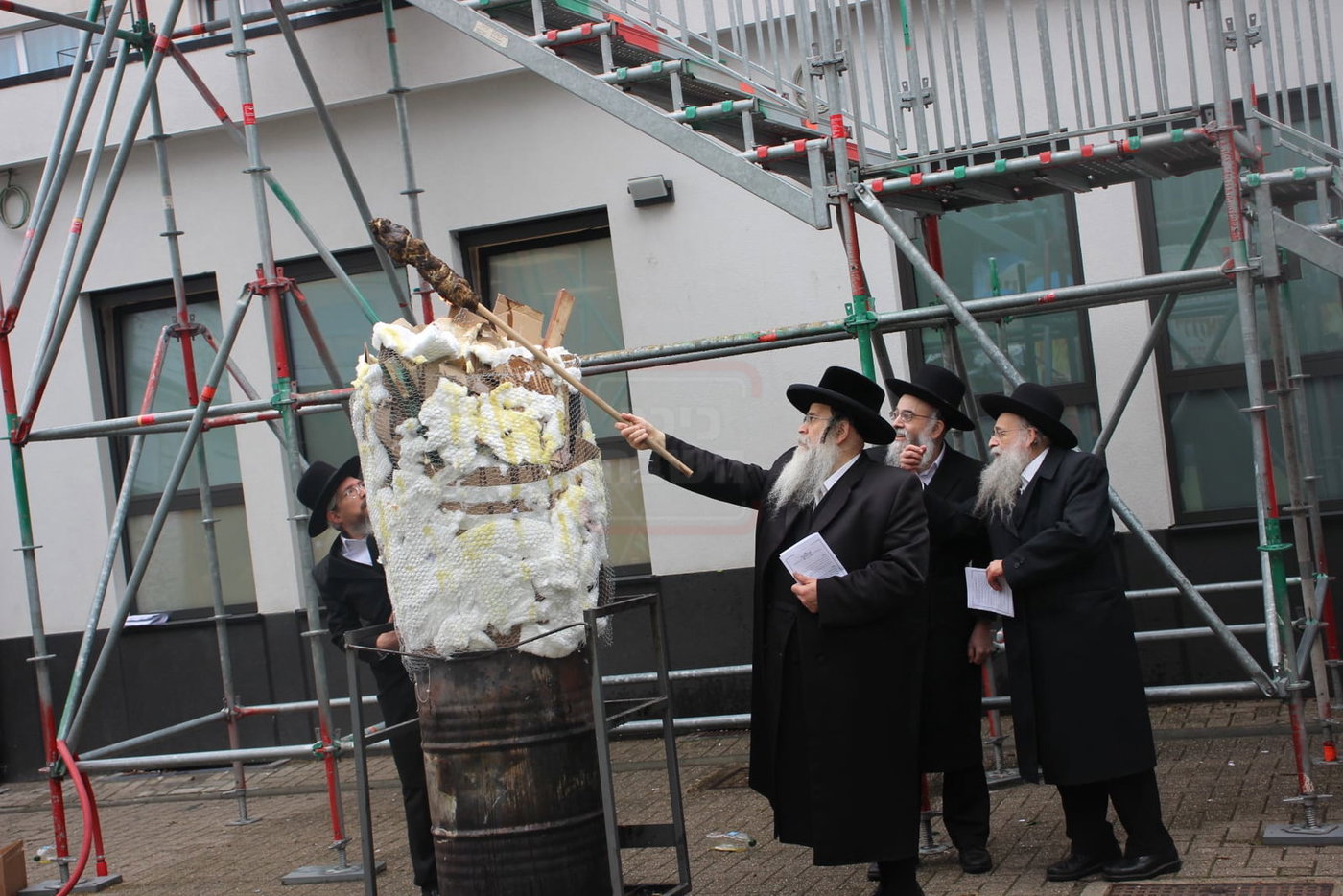 הגה"צ רבי אהרן שיף גאב"ד אנטווערפן במעמד ההדלקה 