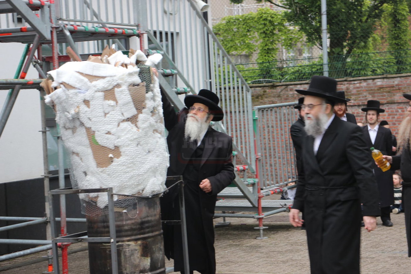 הגה"צ רבי אהרן שיף גאב"ד אנטווערפן במעמד ההדלקה 