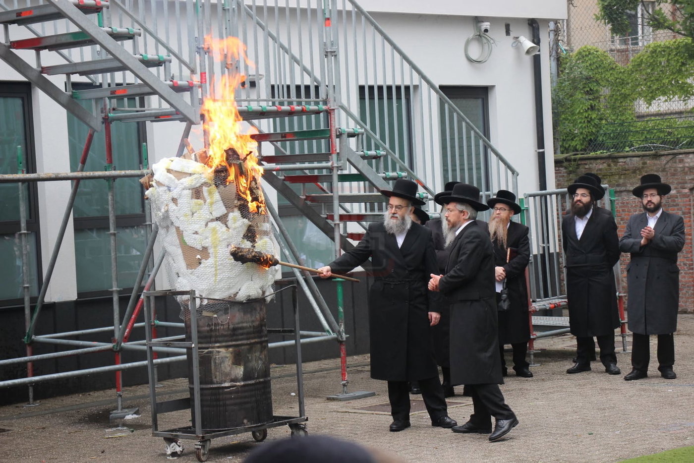 הגה"צ רבי אהרן שיף גאב"ד אנטווערפן במעמד ההדלקה 