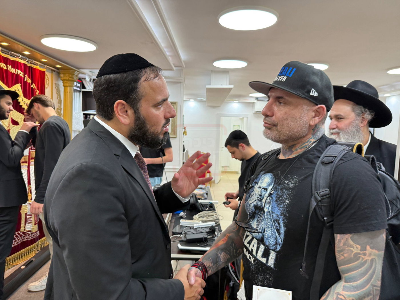 האדמו"ר ששתה גשם - מתוך הרכב | 'זופניק בכיכר' עם כל התמונות, הנייעס והחשיפות של השבוע