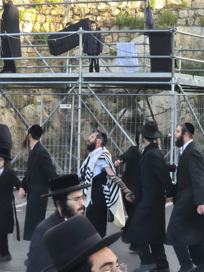 האדמו"ר ששתה גשם - מתוך הרכב | 'זופניק בכיכר' עם כל התמונות, הנייעס והחשיפות של השבוע
