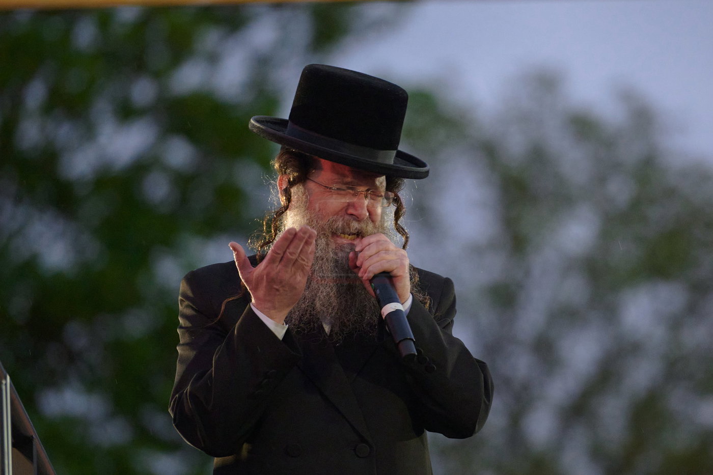 הרה"צ רבי שמעלקא בידרמן בהדלקה הגדולה בלונדון
