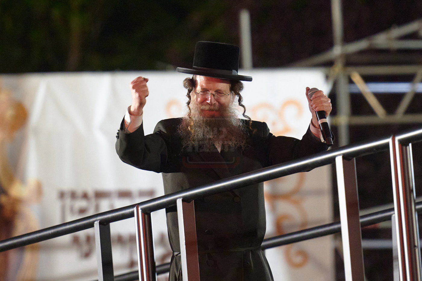 הרה"צ רבי שמעלקא בידרמן בהדלקה הגדולה בלונדון